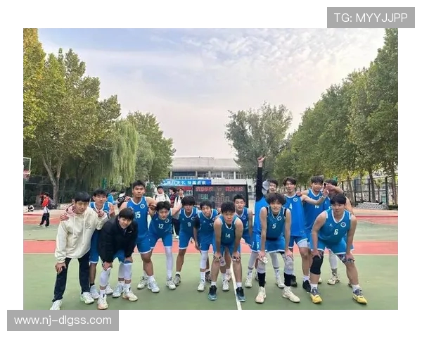 篮球热潮席卷校园青年奋力拼搏展现团队精神与青春风采