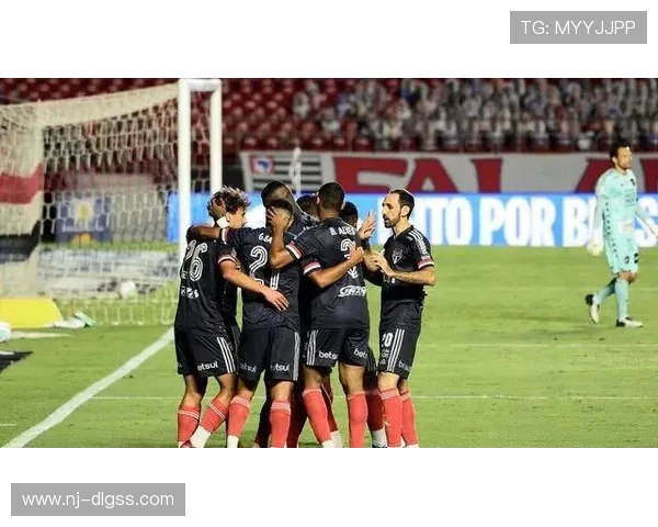 圣保罗与博塔弗的精彩对决分析及历史交锋回顾 圣保罗与博塔弗的精彩对决分析及历史交锋回顾